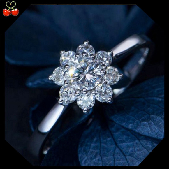 Mary's Cherries Boutique Jewelry - 🍒 Silver Crystal 💍 Flower Ring